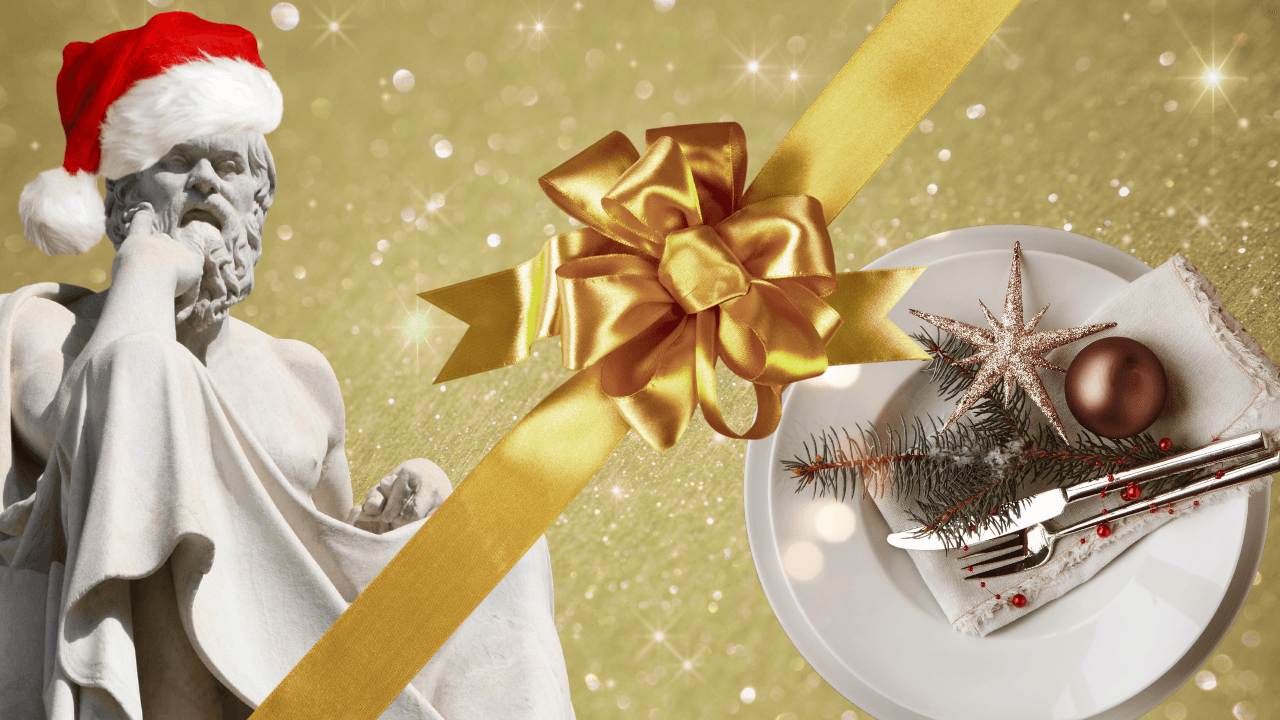 Statue de philosophe grec portant un bonnet de Noël à côté d’une assiette de fête dorée, évoquant la réflexion et l’amour de soi quand on est seul pour Noël