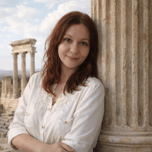 Photo de Séverine Content, réenchanteresse humaniste et experte en résilience, posant avec des cartes symboliques de Renouveau, Amour, Paix et Protection, incarnant son chemin de réenchantement et de transformation.