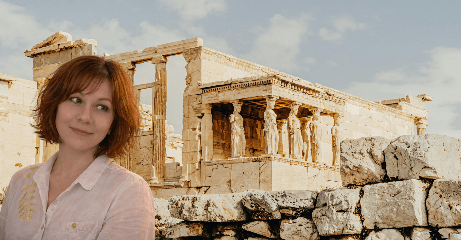 Séverine Content, mentore en réenchantement, messagère de l'âme, dans un paysage antique au soleil couchant