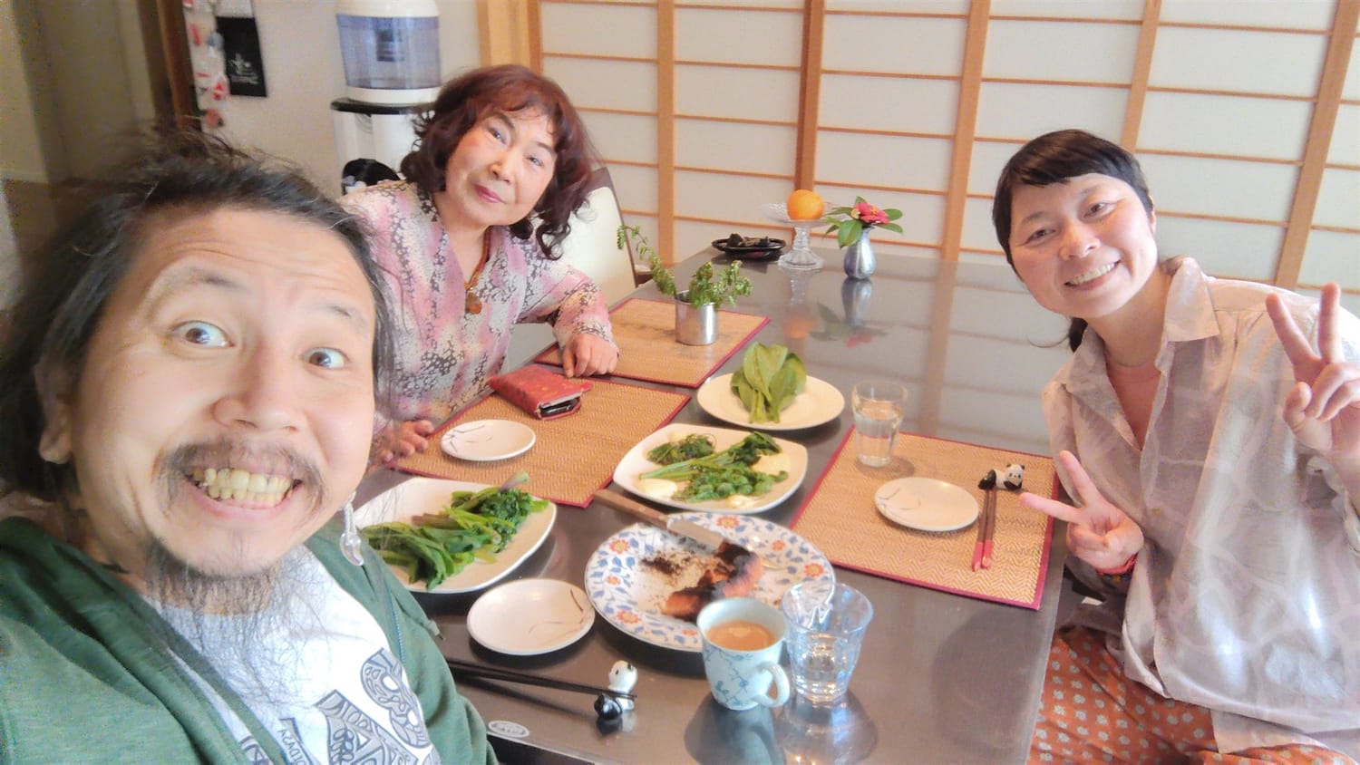 受講生さんと一緒に食卓を囲む様子
