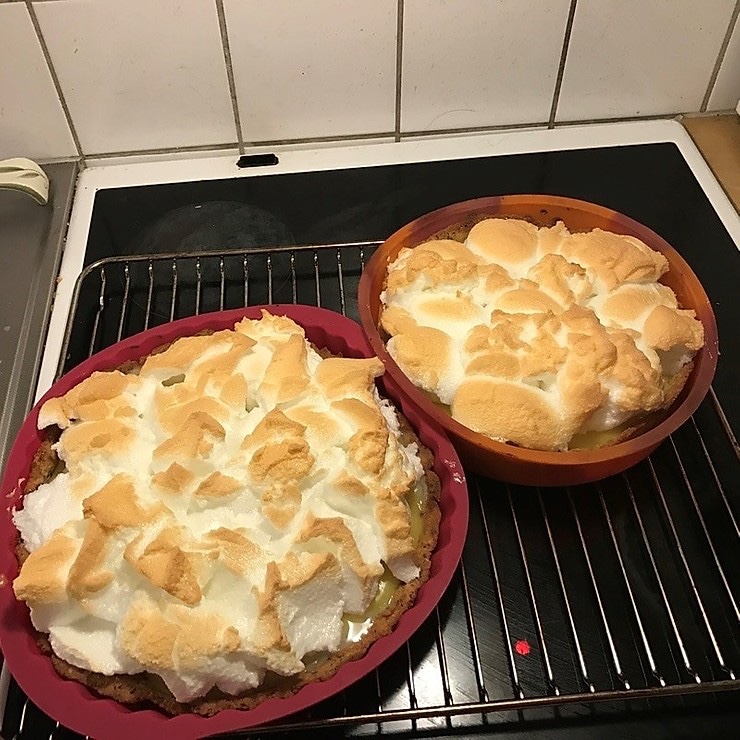 Pie de limón y merengue hecha con aceite esencial de limón