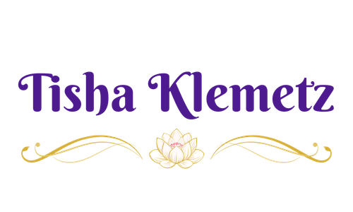 Logo de Tisha Klemetz, con un diamante con dos hojas azules