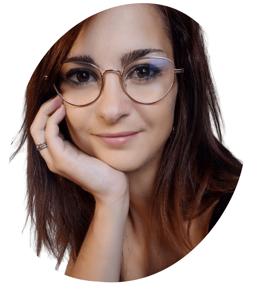 photo de sarah rousset avec la tête sur la main