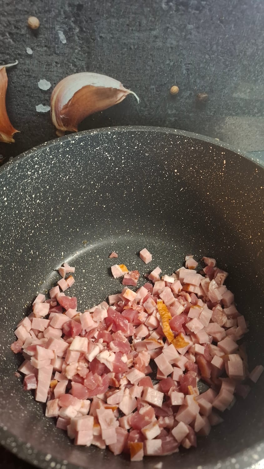 Supjaustyta mėsa puode (šoninė ir kumpis)