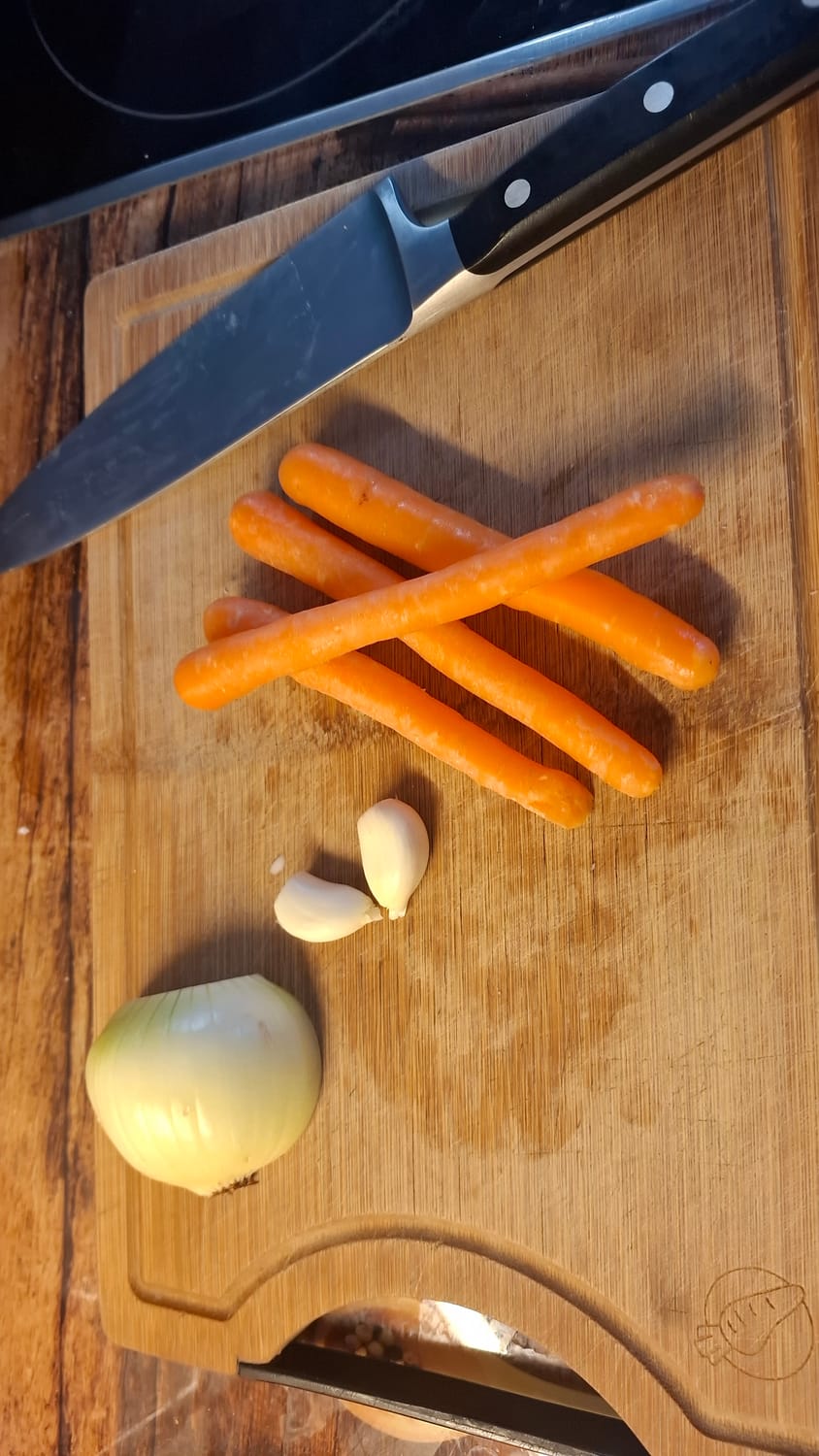 Morkos, svogūnas ir česnakas ant lentelės