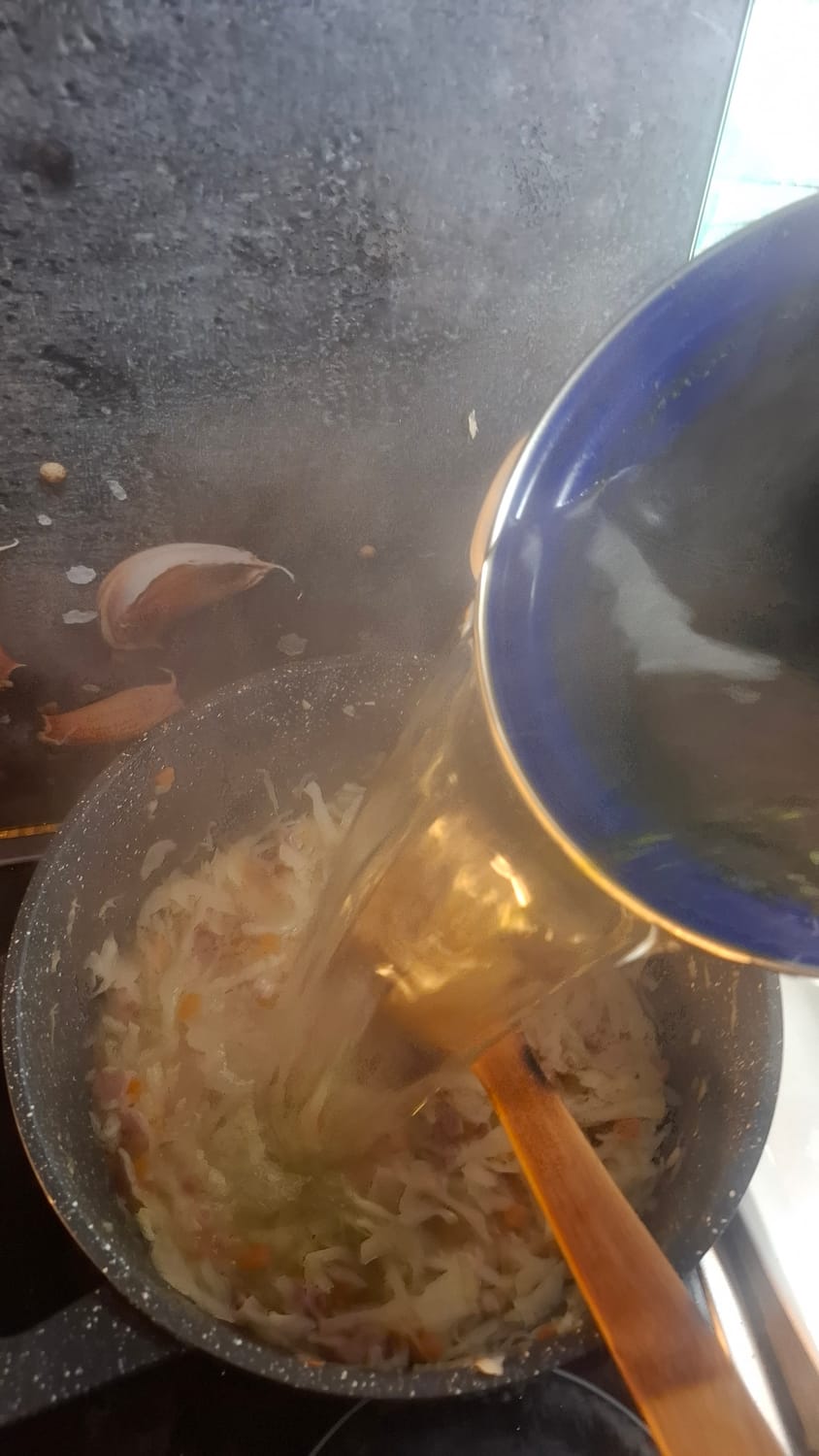 Į puodą pilamas karštas sultinys