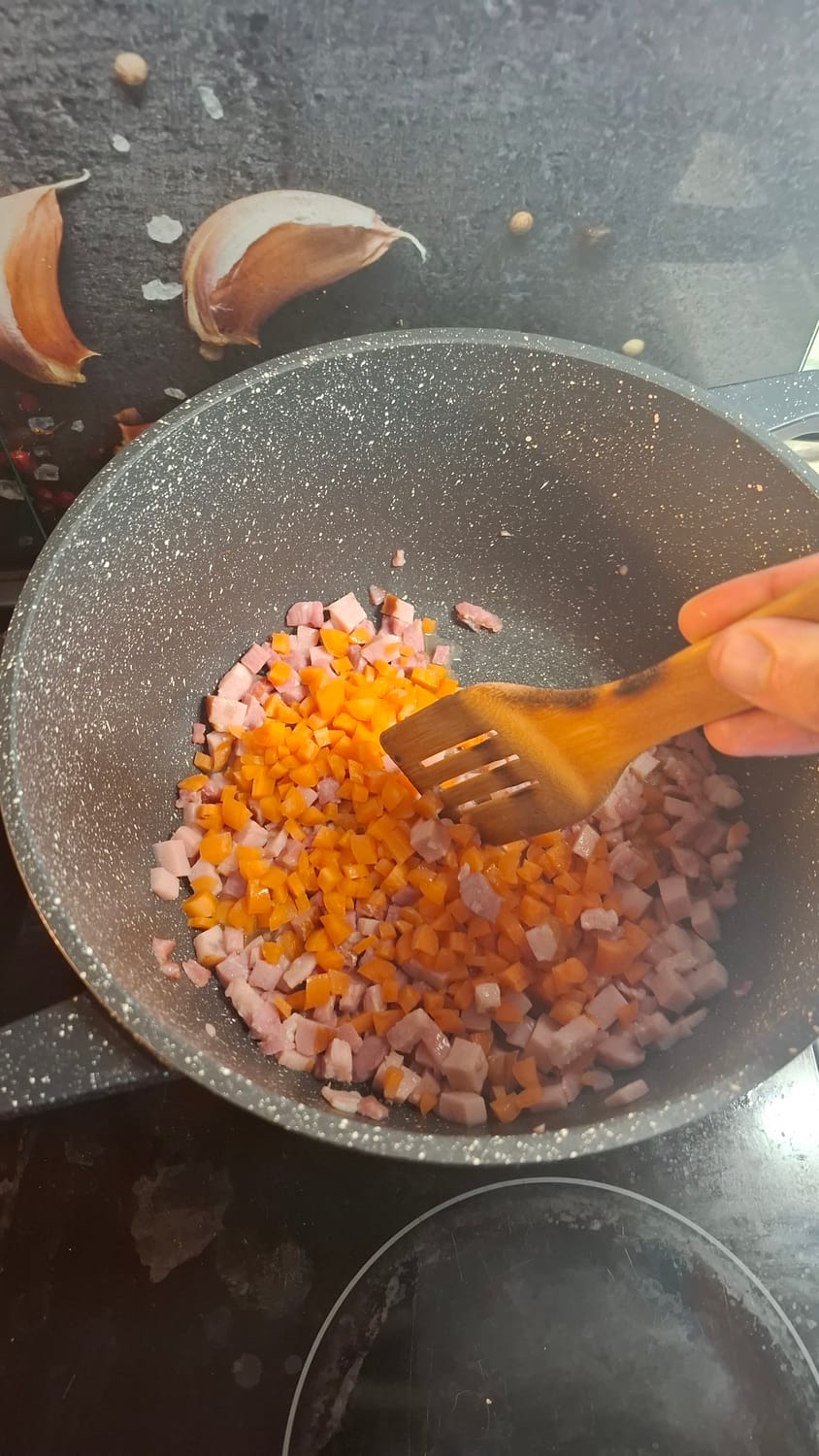 Į puodą dedamos morkos prie mėsos