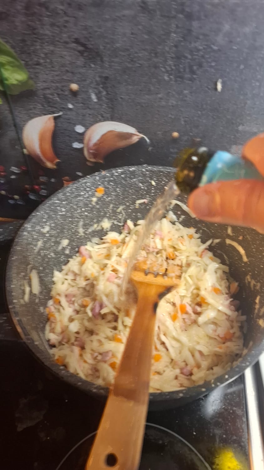 Į puodą pilamas baltas vynas