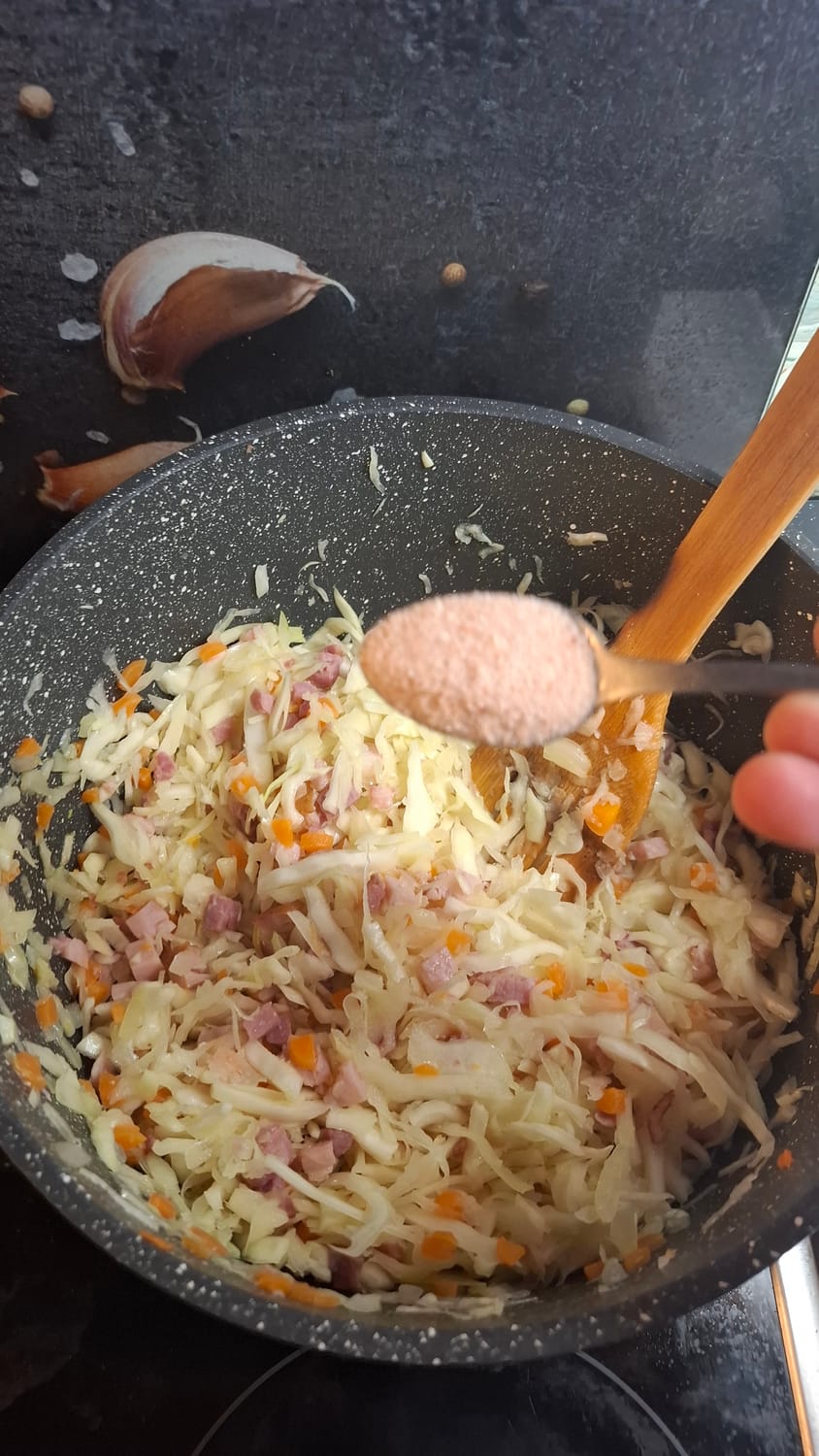 Į sriubos pagrindą dedama druska