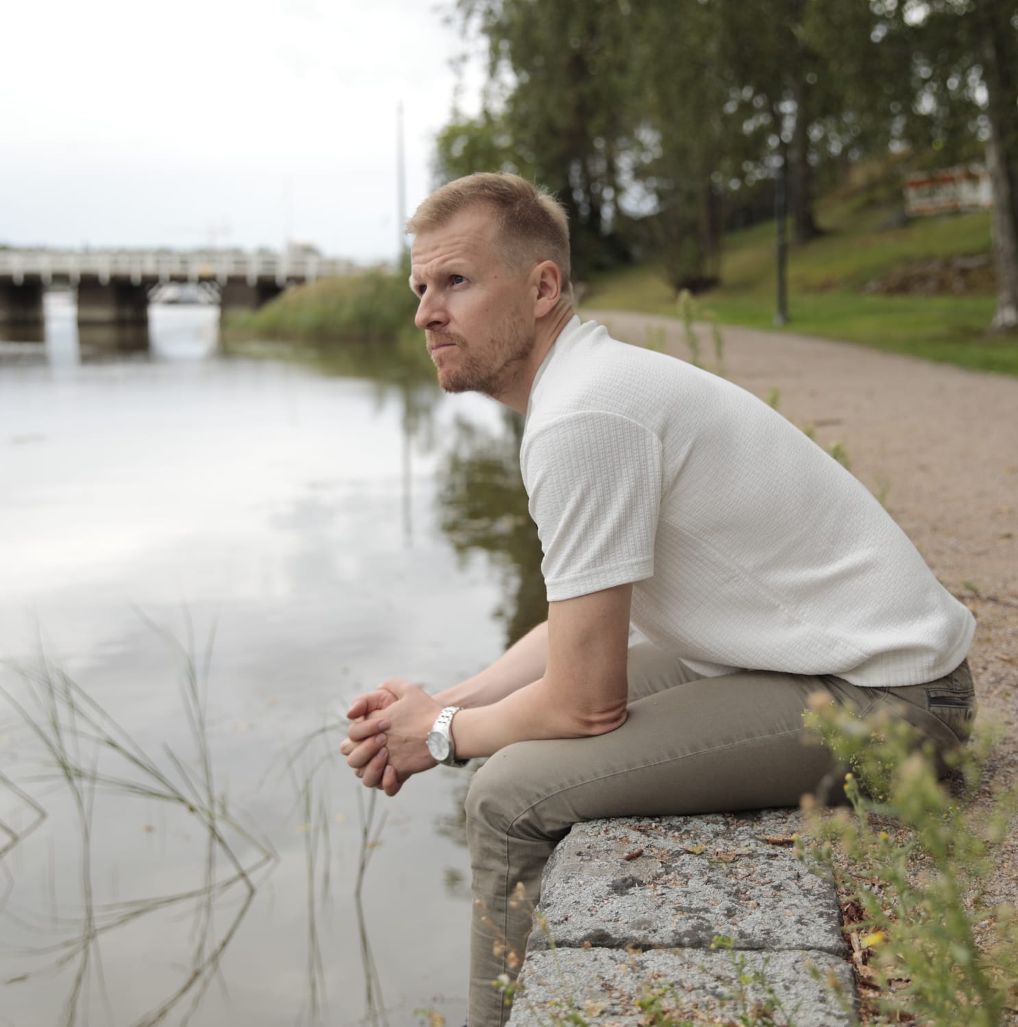 Tero Pänkäläinen auttaa verkkokurssin tekemisessä