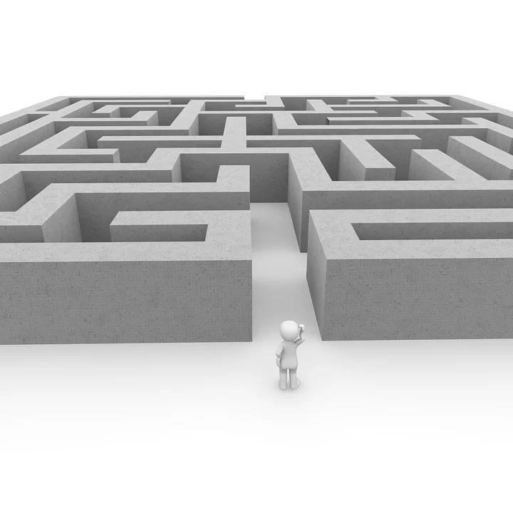 une figurine devant l'entrée d'un labyrinthe