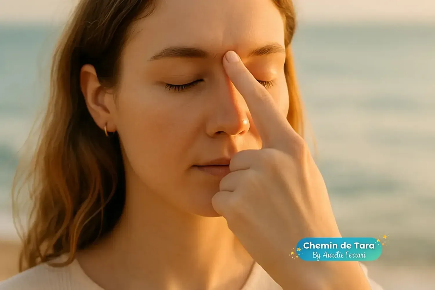Femme pratiquant l’EFT Clinique, tapotant doucement entre les sourcils avec ses doigts pour apaiser le stress, libérer les émotions et rétablir l’équilibre énergétique intérieur. points de tapping.