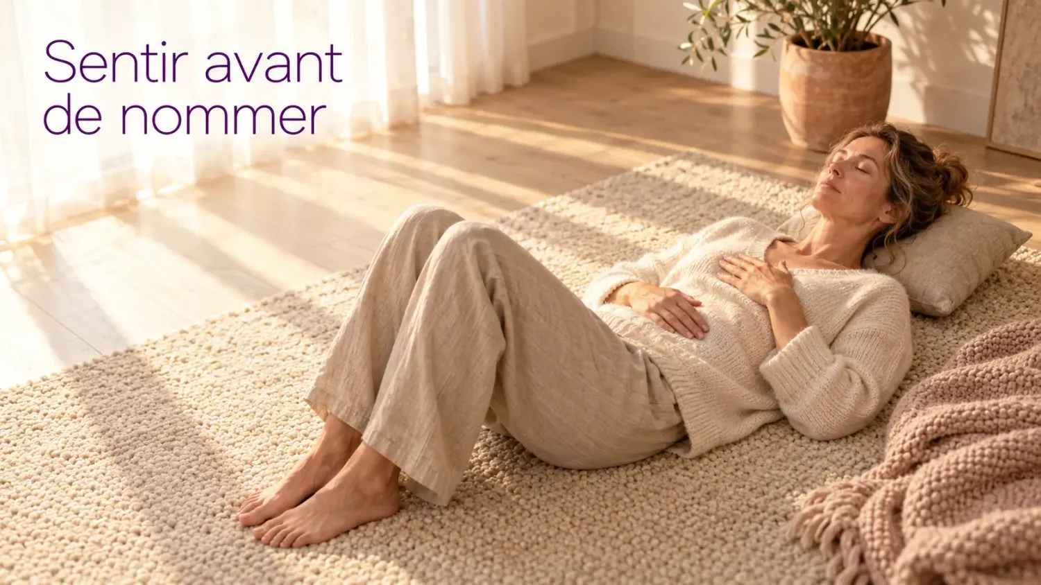 Femme allongée sur un tapis dans la lumière dorée, une main sur le ventre et l’autre sur la poitrine, les yeux fermés, attentive à ses sensations