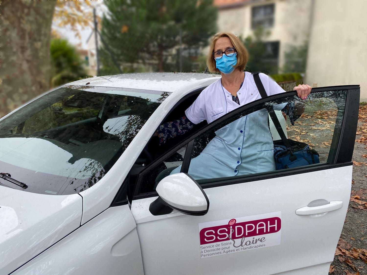Professionnelle du domicile dans sa voiture
