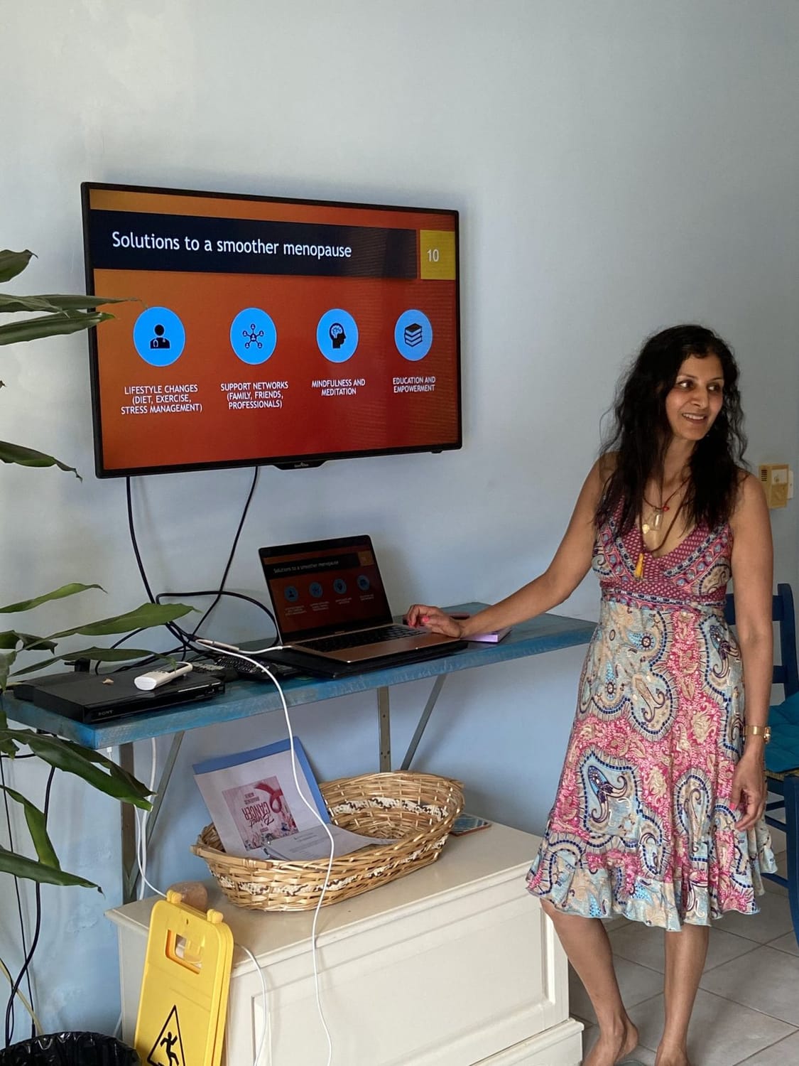 Jeyanthi Nair leading a live Natural Menopause Roadmap group session
