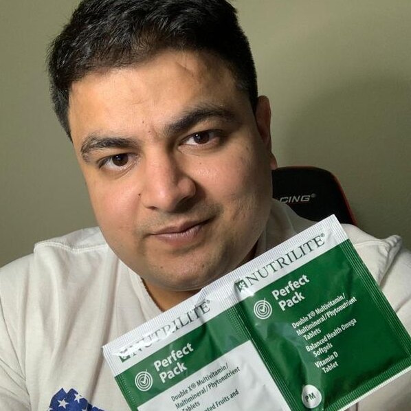 Image of a man showing perfect pack sachet