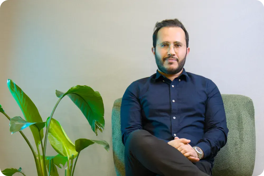 Dr Hosein Pouriman, a Packaging Consultant for Australia & New Zealand sitting on a couch