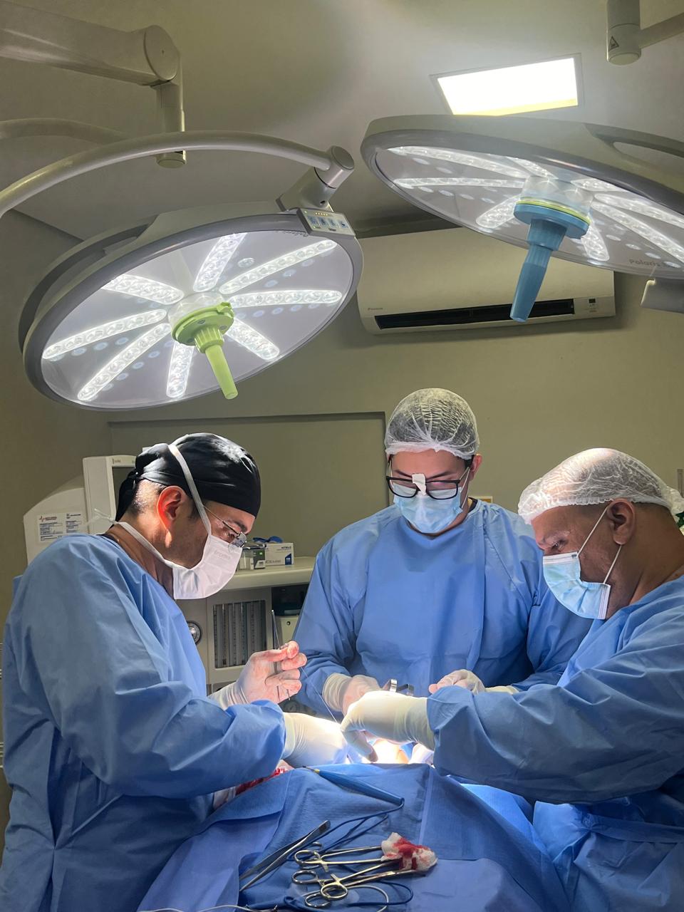 A oncologia é uma especialidade médica dedicada ao estudo das neoplasias, que são tumores benignos ou malignos. 