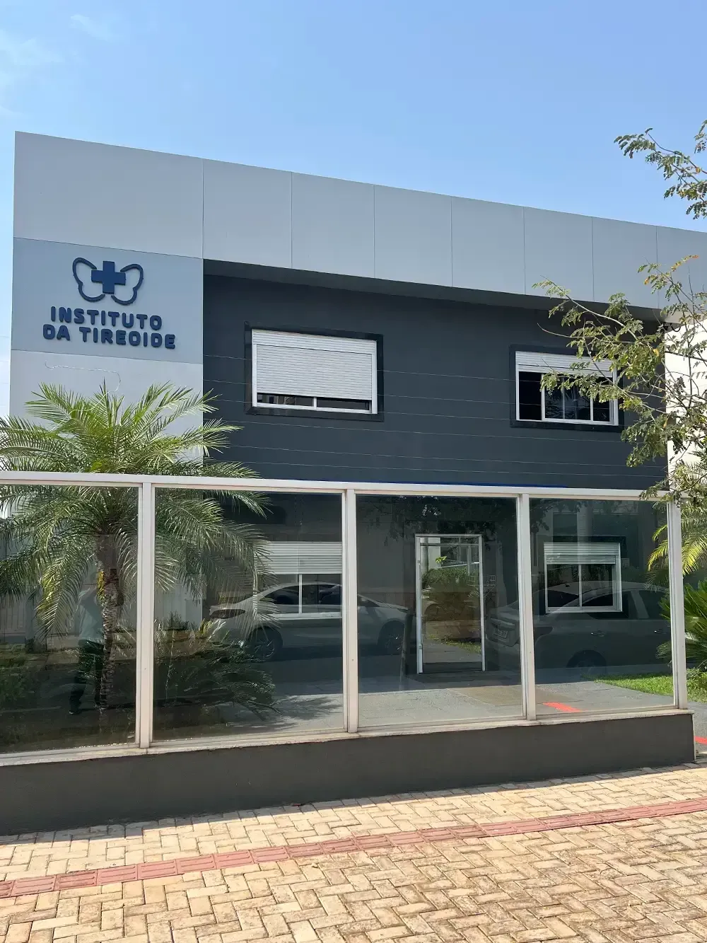 Fachada do Instituto da Tireoide, referência em telemedicina e cirurgias de cabeça e pescoço com Dr. Rogério Leite