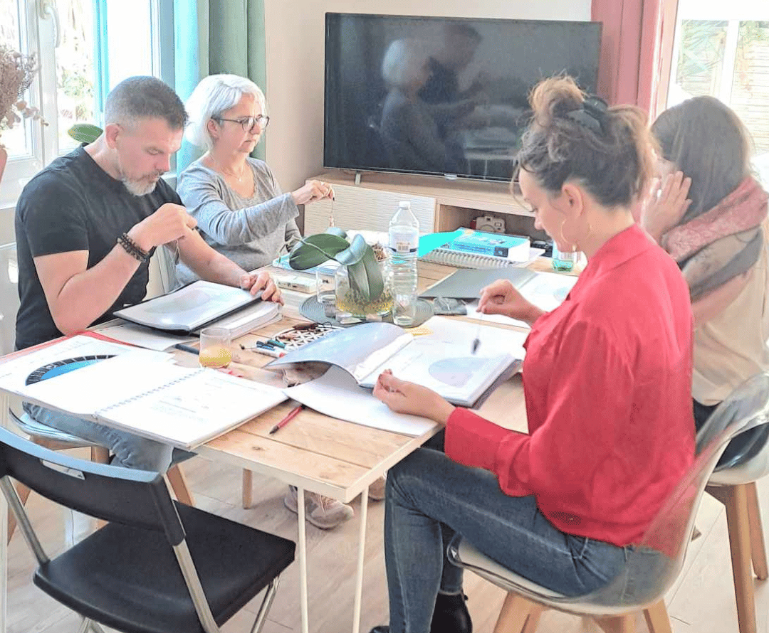 groupe d'élèves apprenant le pendule 