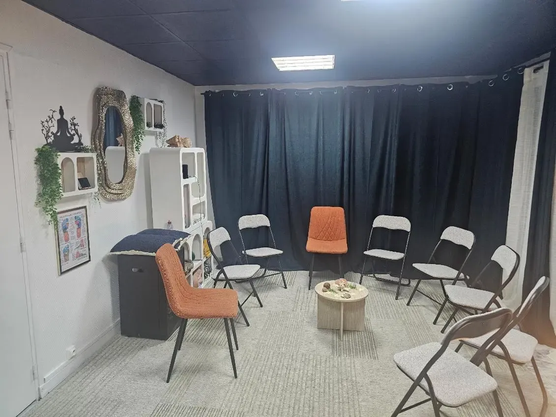 Le cabinet partenaire de Calais : la table et les fauteuils, avec des tables basses décorées de coquillages