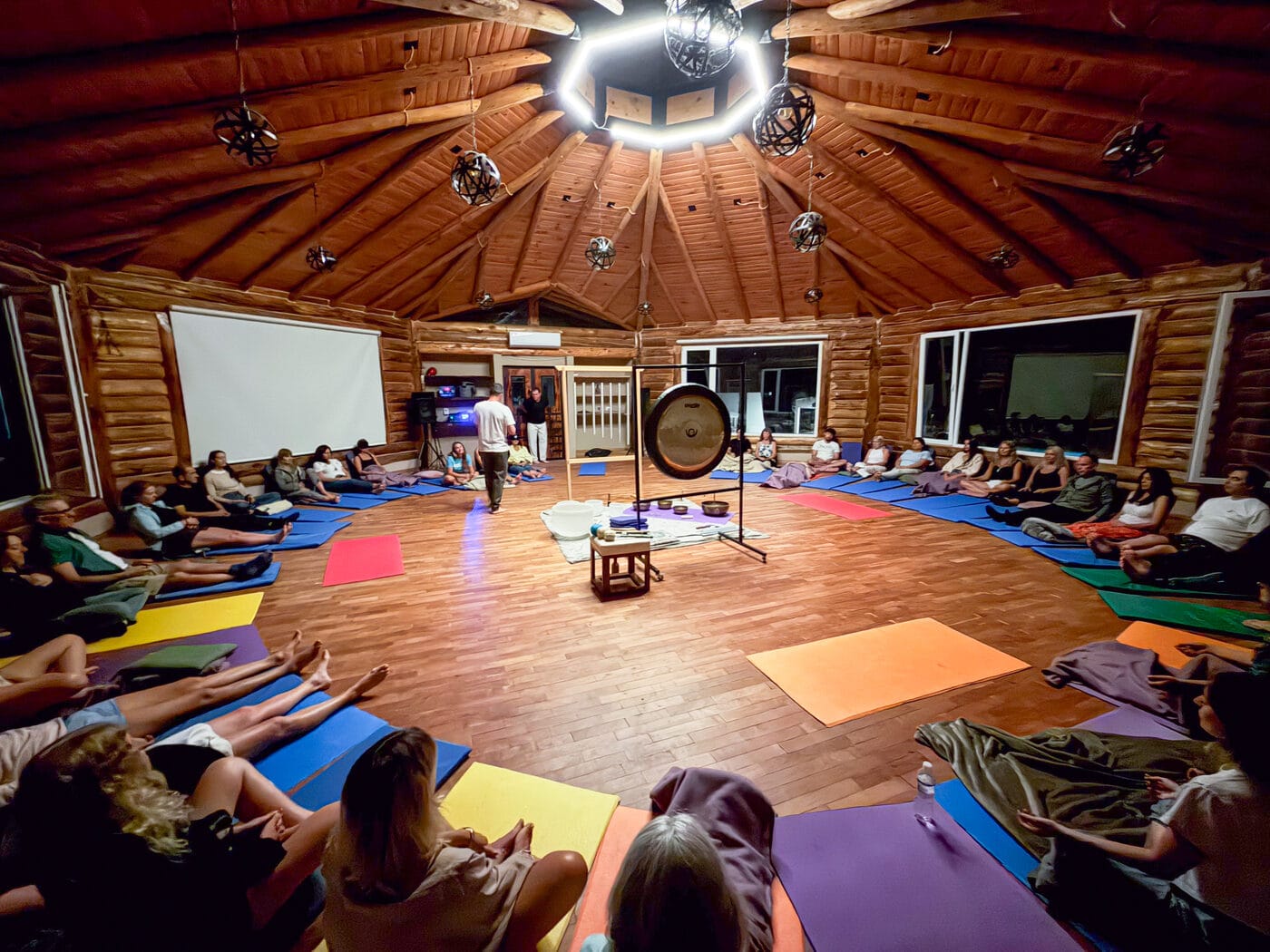 Meditación grupal en sala circular