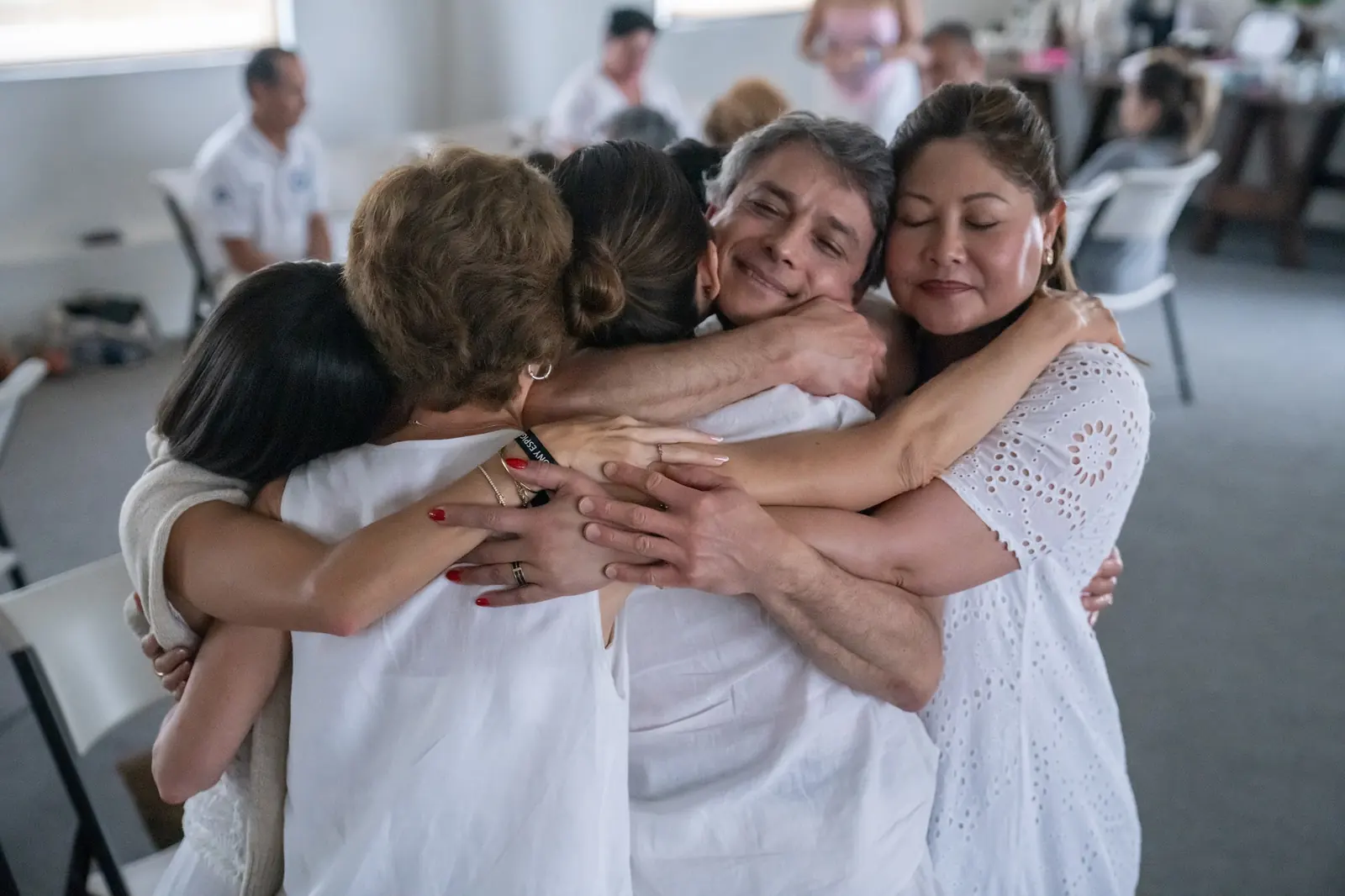 Abrazo de grupo entre participantes