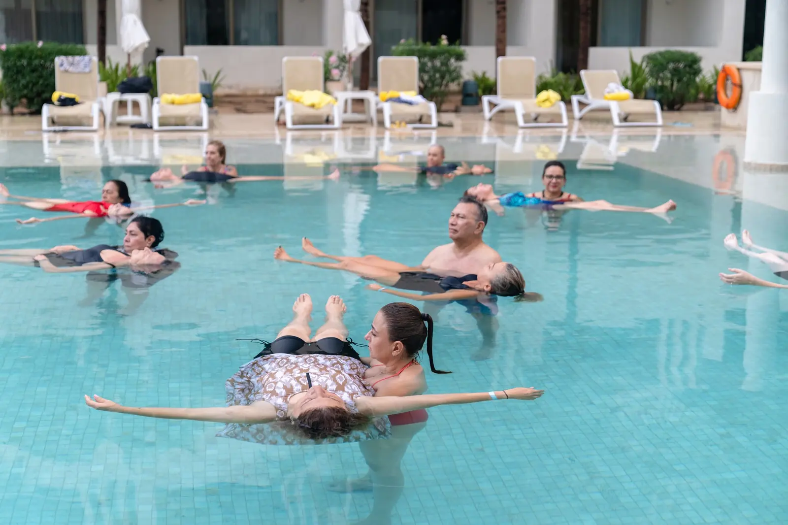 Participantes flotando en la piscina, relajados