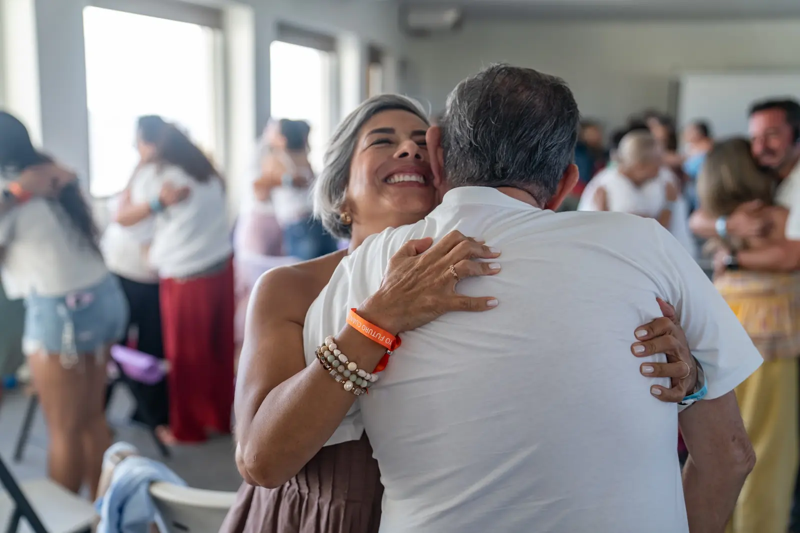 Tony Espigares abraza a una participante del retiro En Unidad Cancún 2025