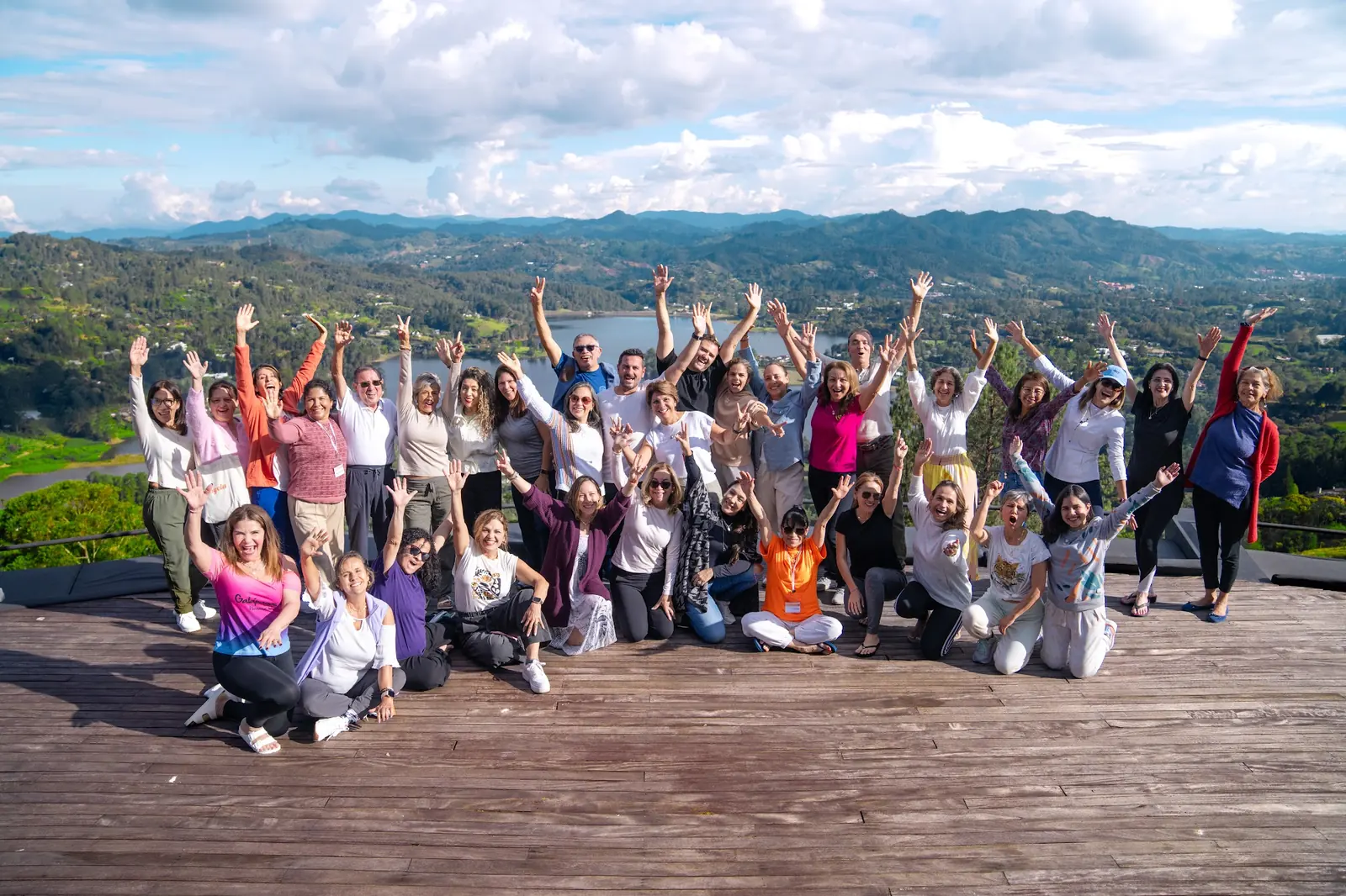 El grupo del retiro En Unidad Colombia 2025 celebrando frente a las montañas