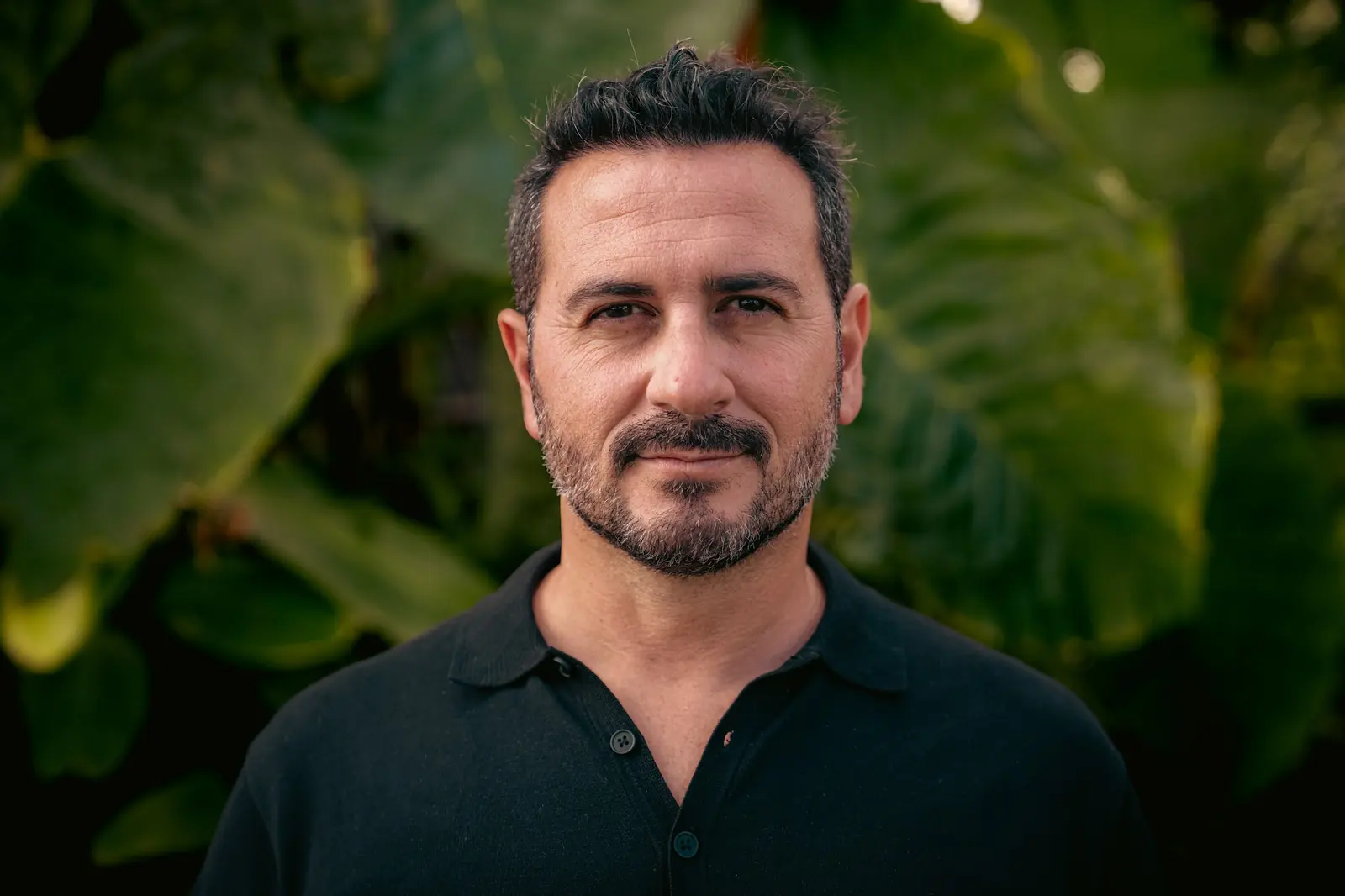 Retrato de Tony Espigares entre la vegetación