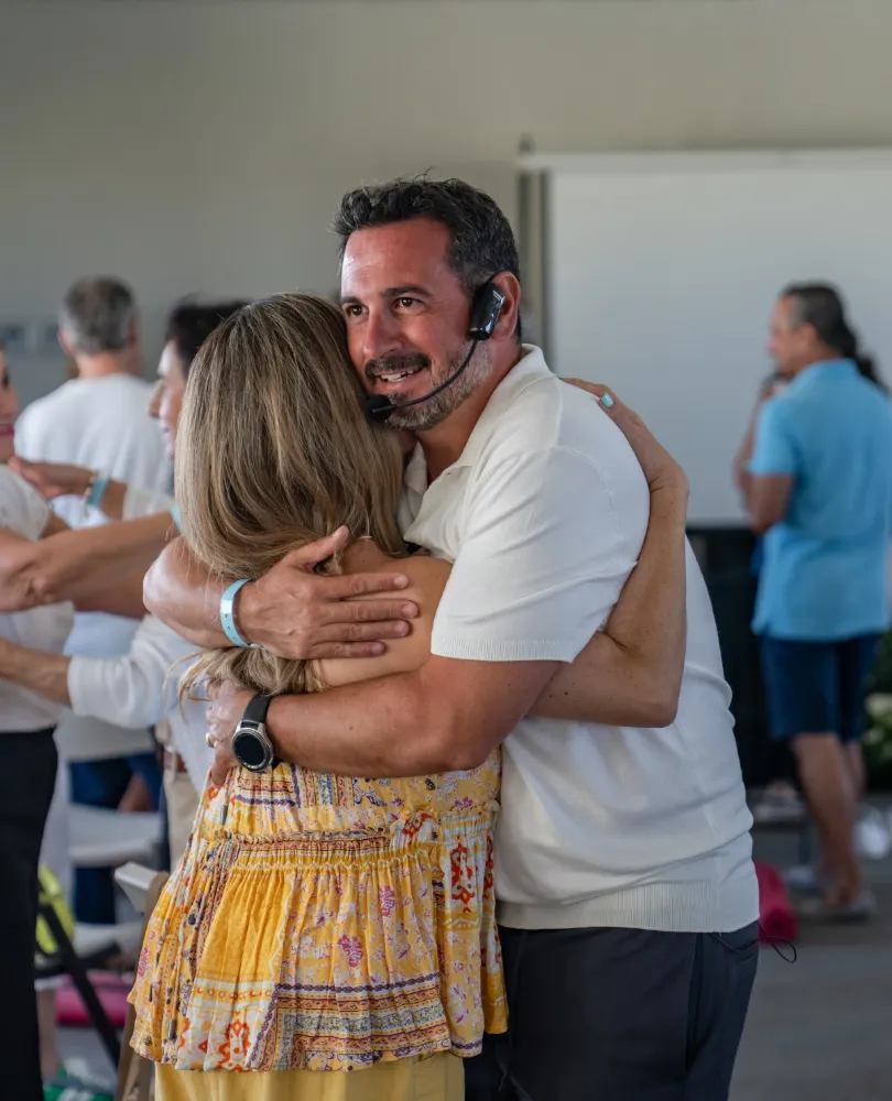 Tony Espigares abraza a una participante del retiro En Unidad Cancún 2025