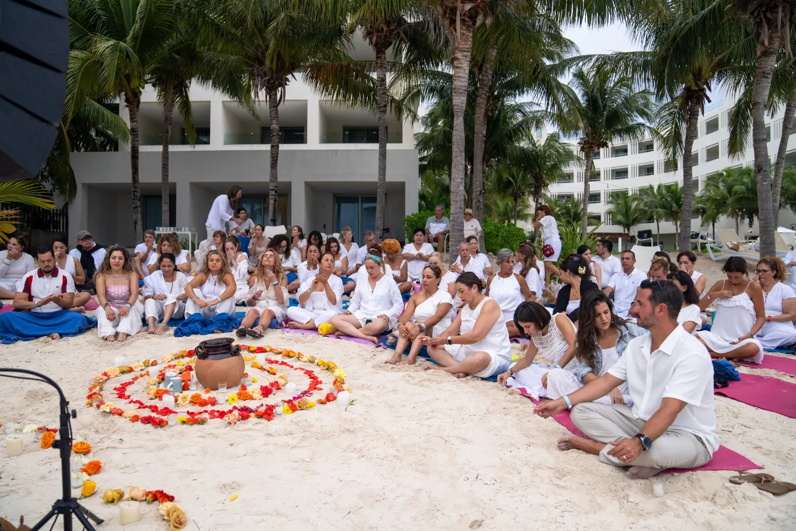Tony Espigares guía un círculo de meditación en la playa, Cancún 2025