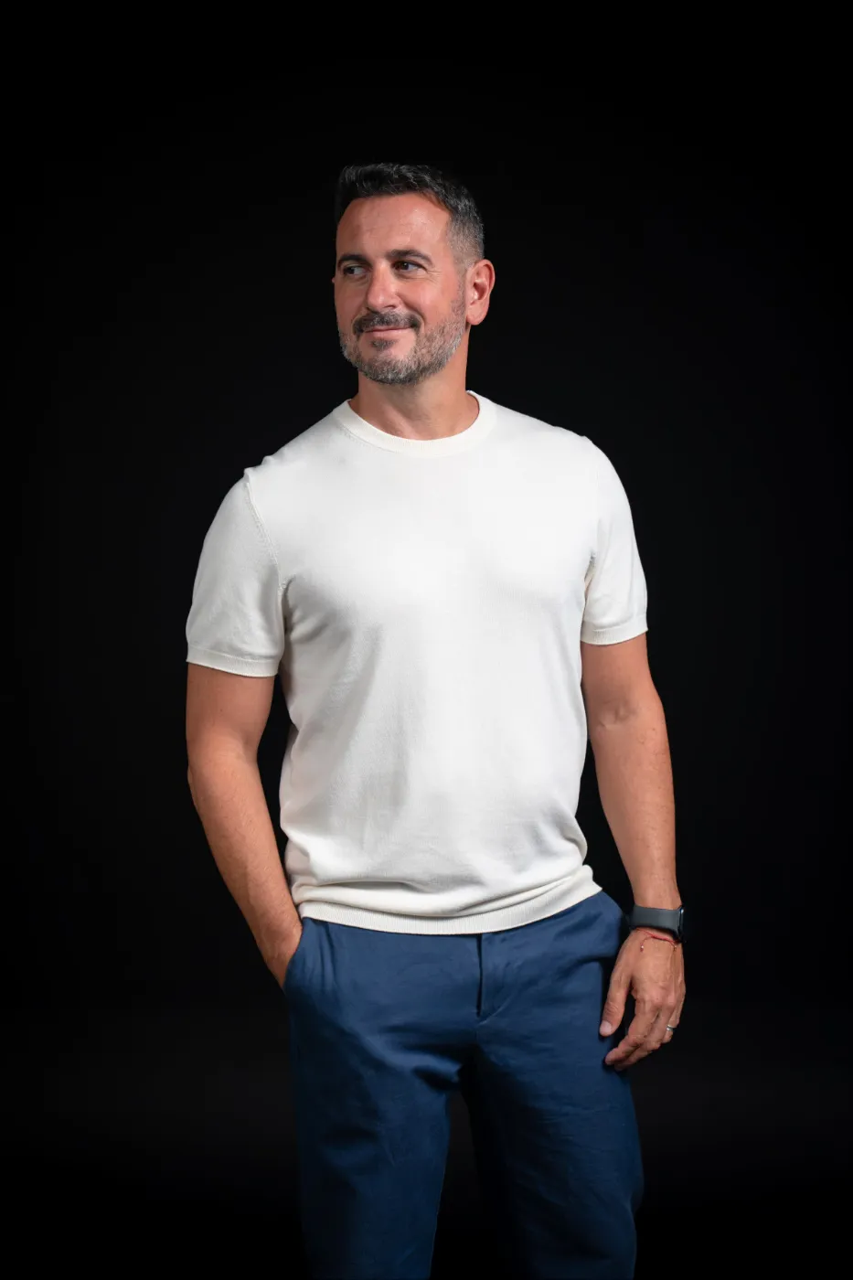 Tony Espigares sonriendo, con camiseta blanca