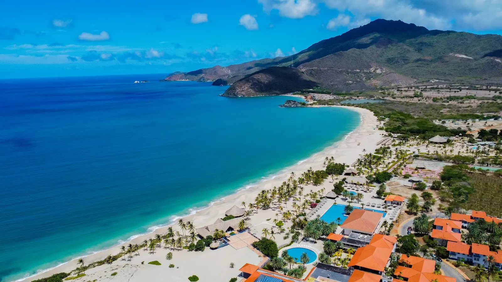 Vista aérea de la bahía de Pedro González y el Hotel Sunsol Ecoland