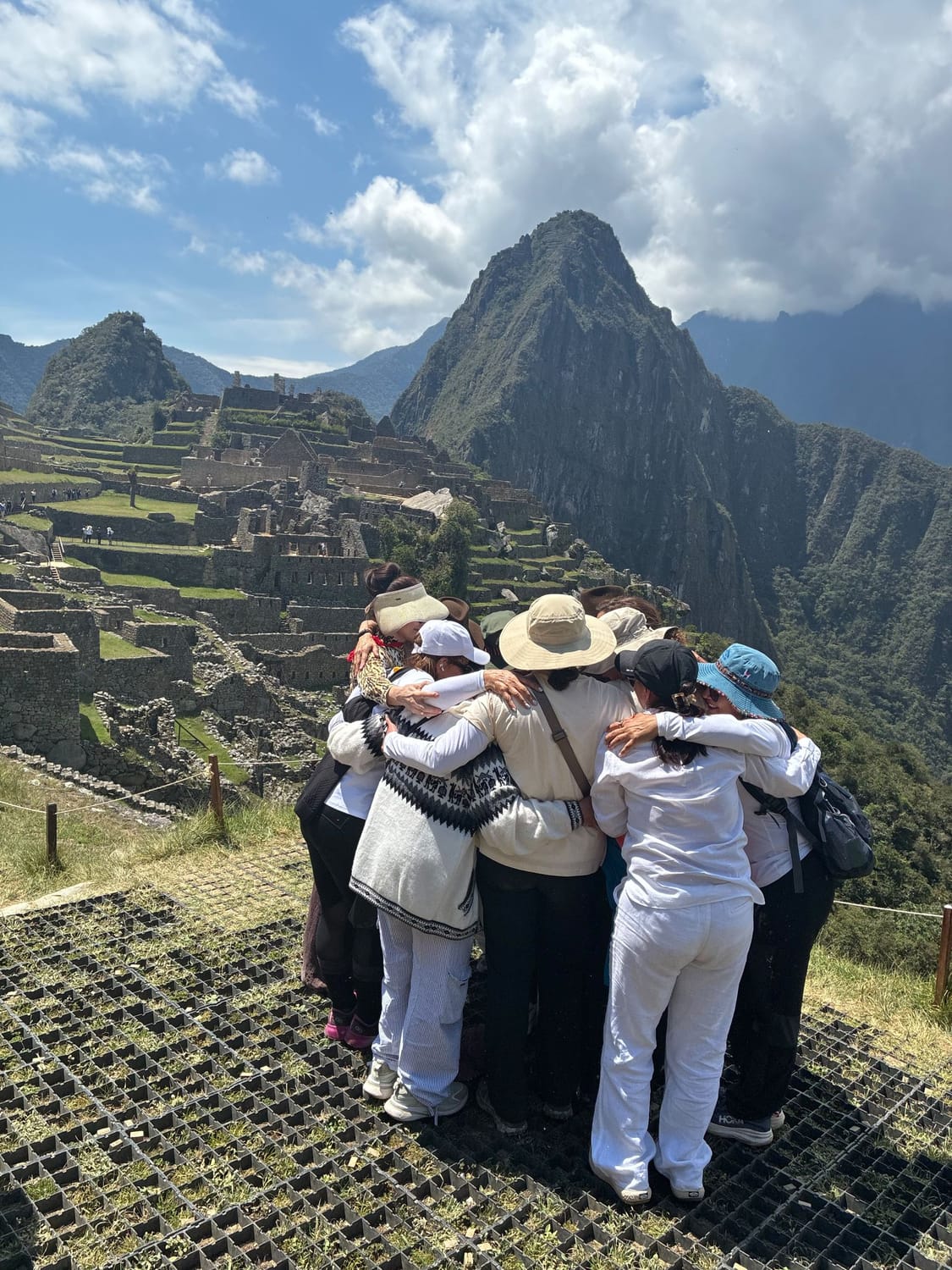 El grupo de 2026 abrazado frente a Huayna Picchu, en Machu Picchu