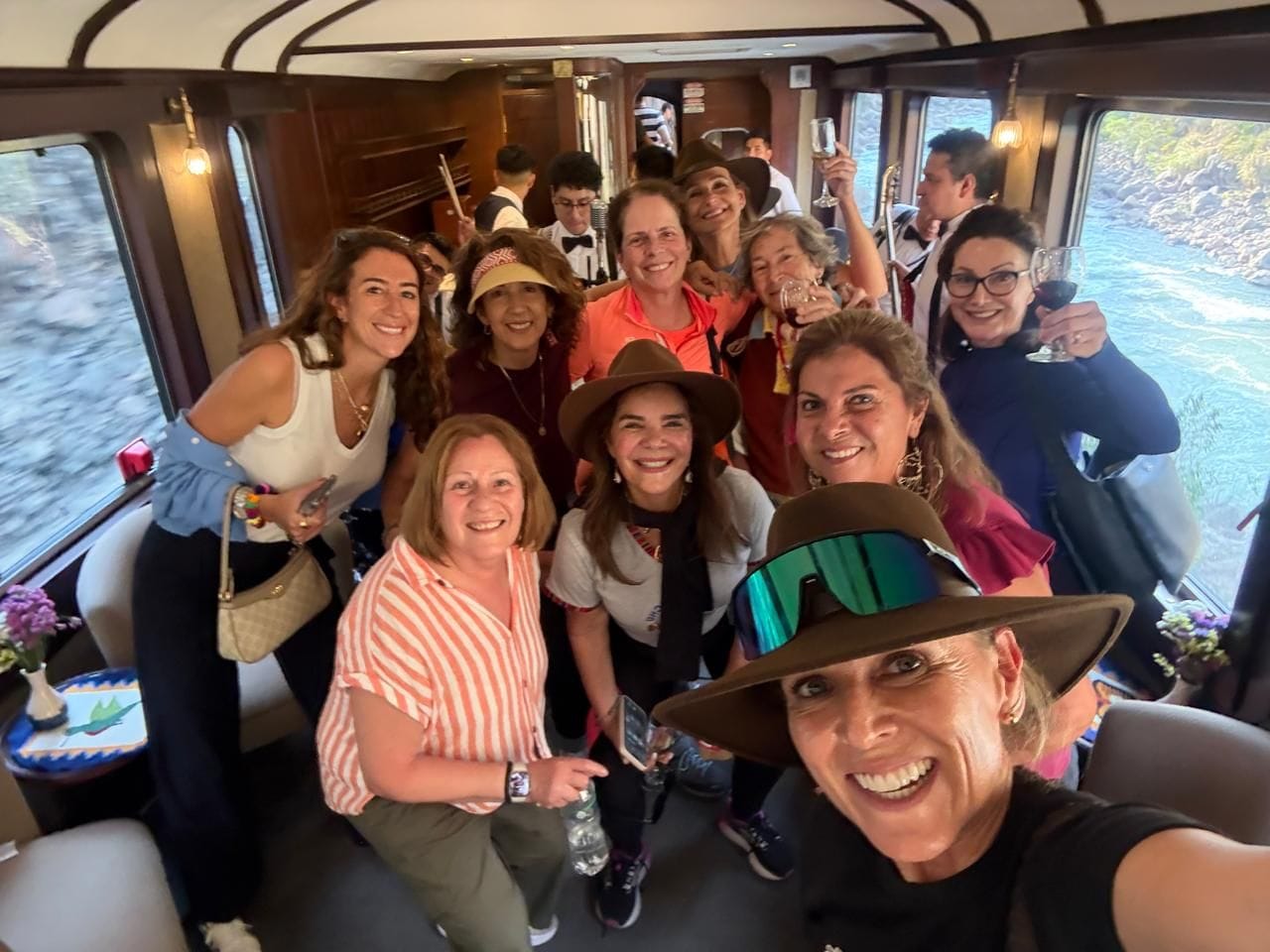 El grupo celebra en el vagón del tren a Machu Picchu