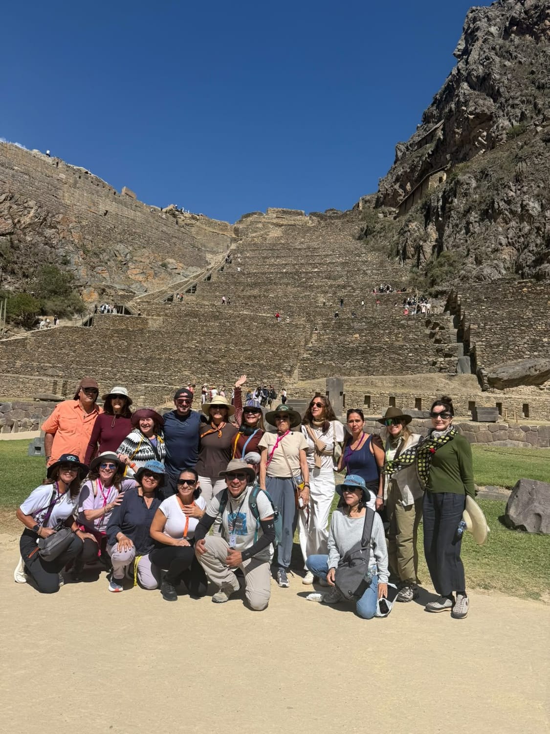 El grupo bajo las terrazas de Ollantaytambo