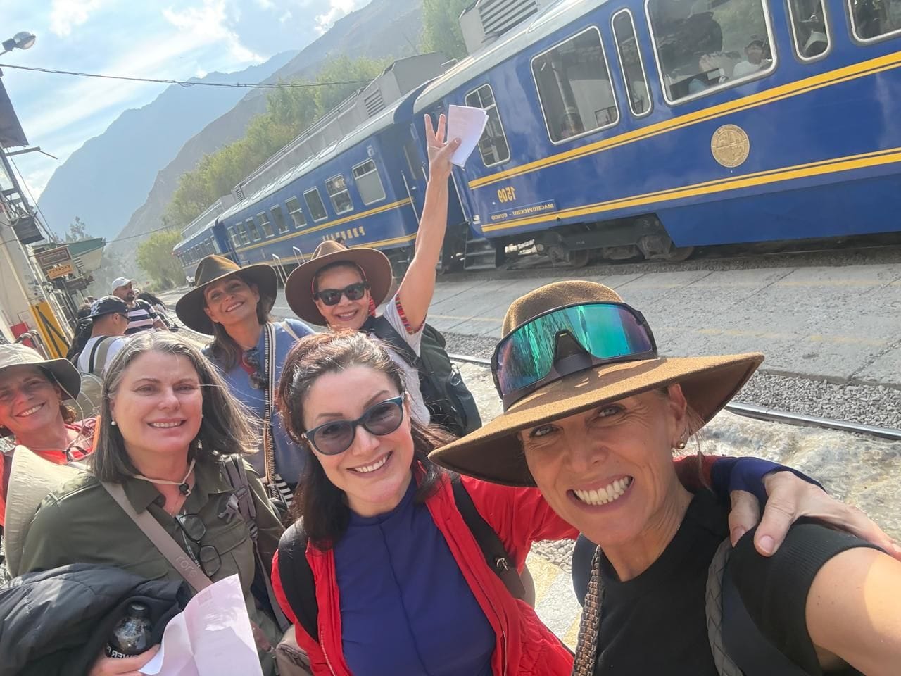Selfi del grupo junto al tren azul de PeruRail