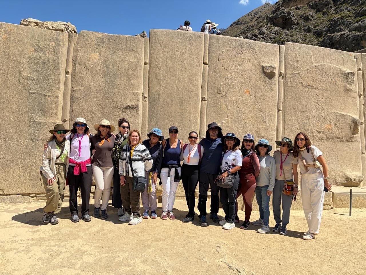 El grupo frente al muro de los seis monolitos de Ollantaytambo