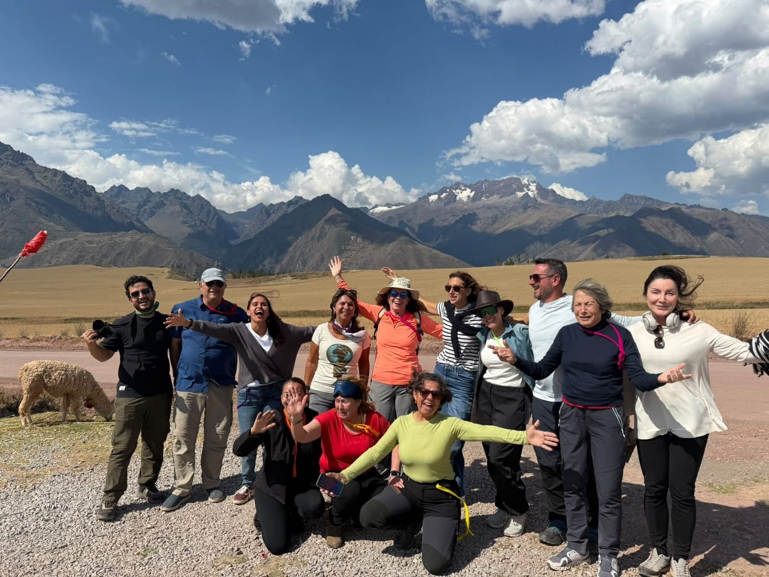 El grupo celebra con los nevados del Valle Sagrado al fondo
