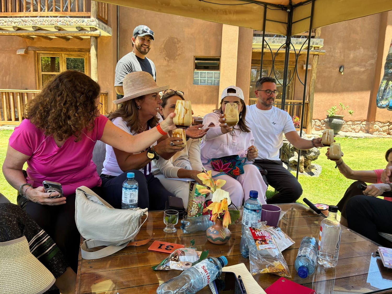 Brindis y risas en el jardín del hotel del Valle Sagrado