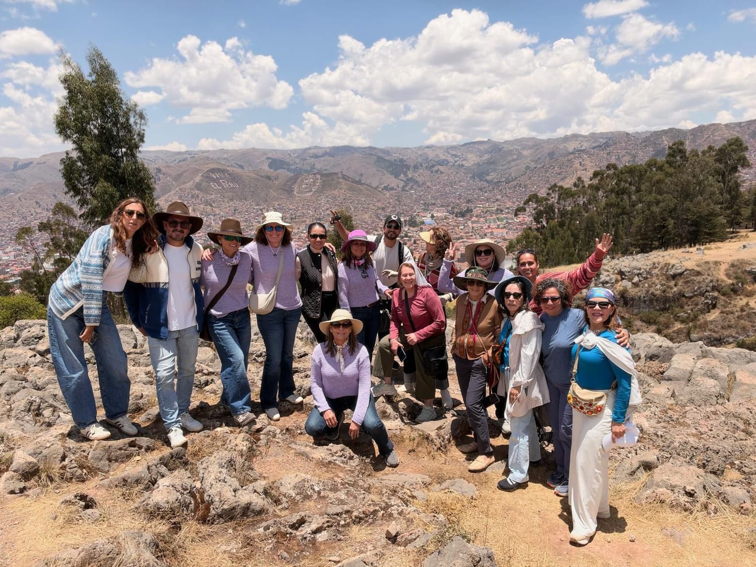 El grupo en Saqsaywamán con Cusco al fondo