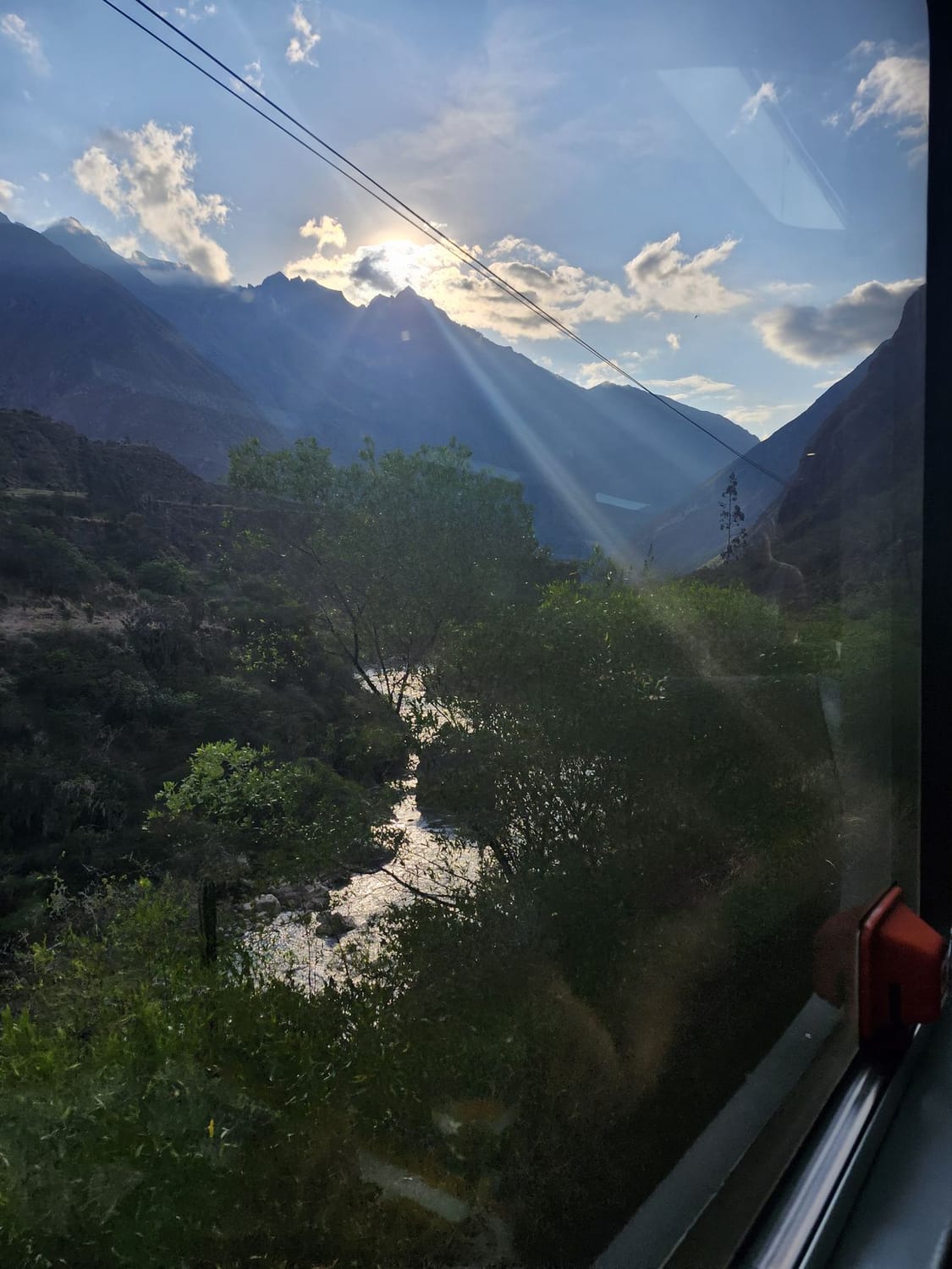 El río entre montañas visto desde la ventanilla del tren