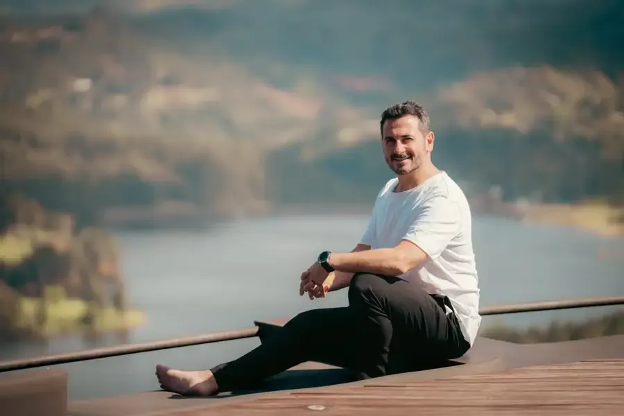 Tony Espigares sentado junto a un lago