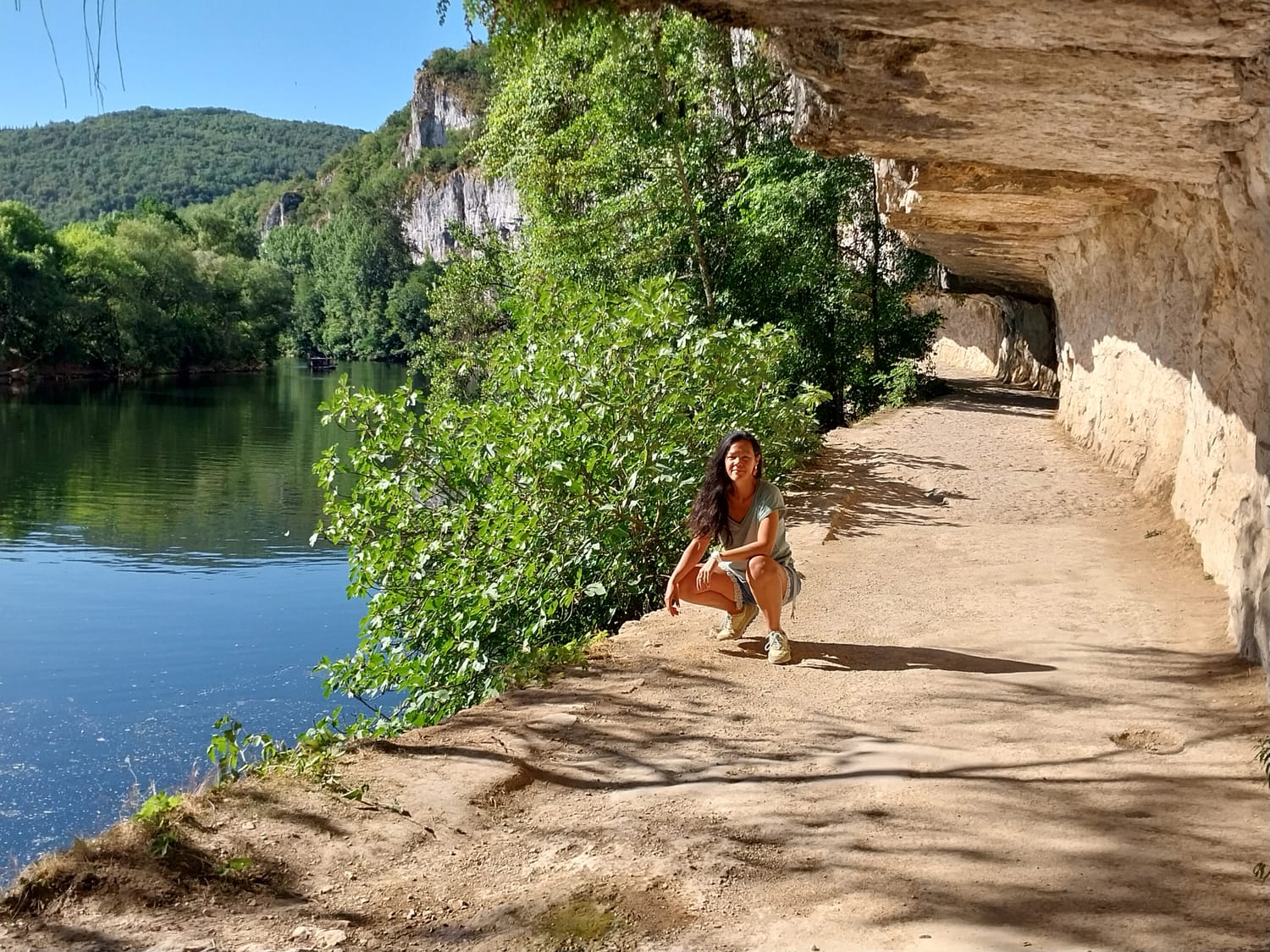 Cindy Phan sur un chemin au bord de la Dordogne