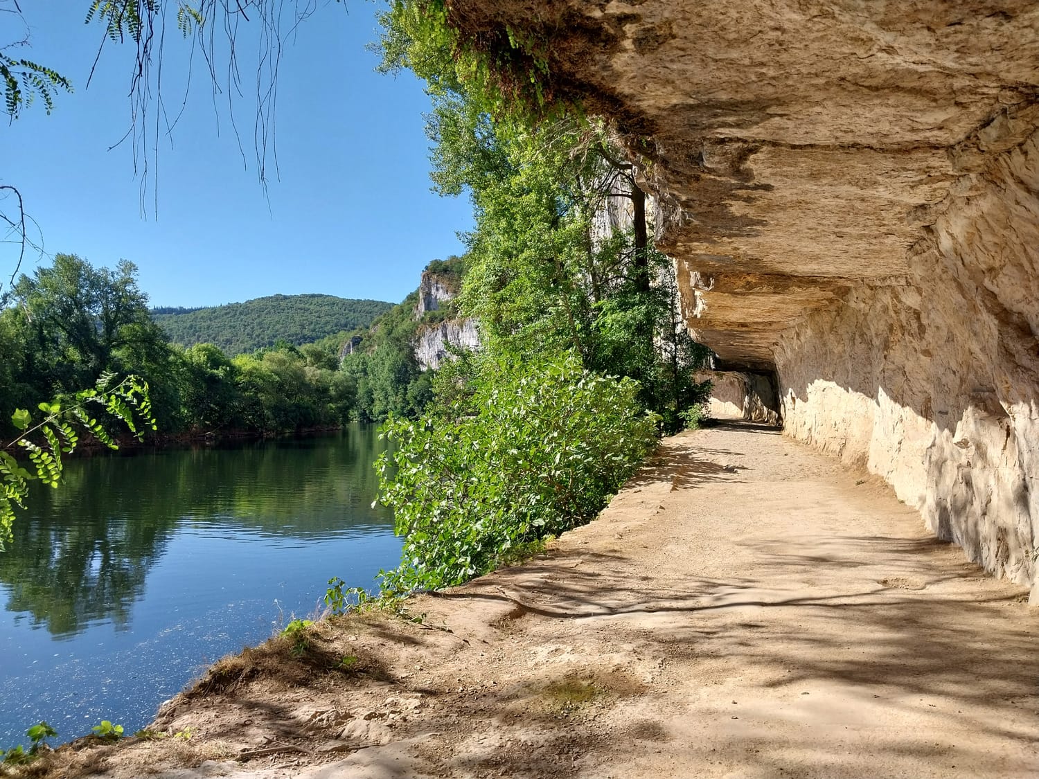 Chemin sous la roche au bord de la Dordogne
