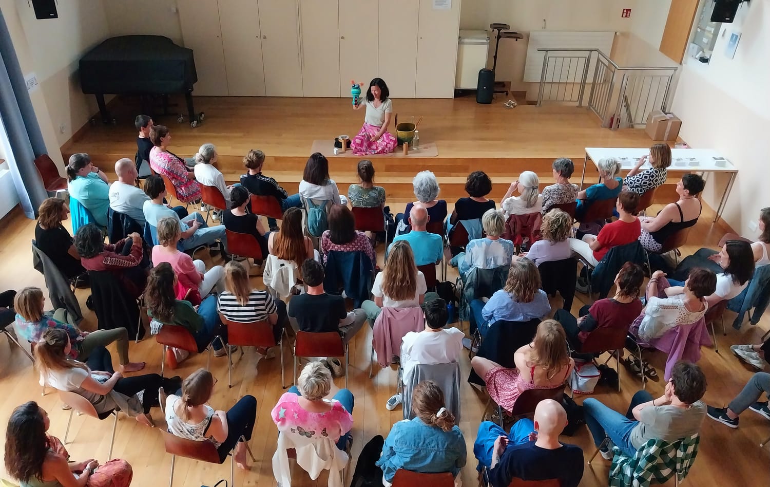 Cindy Phan lors d'une transmission devant une salle pleine