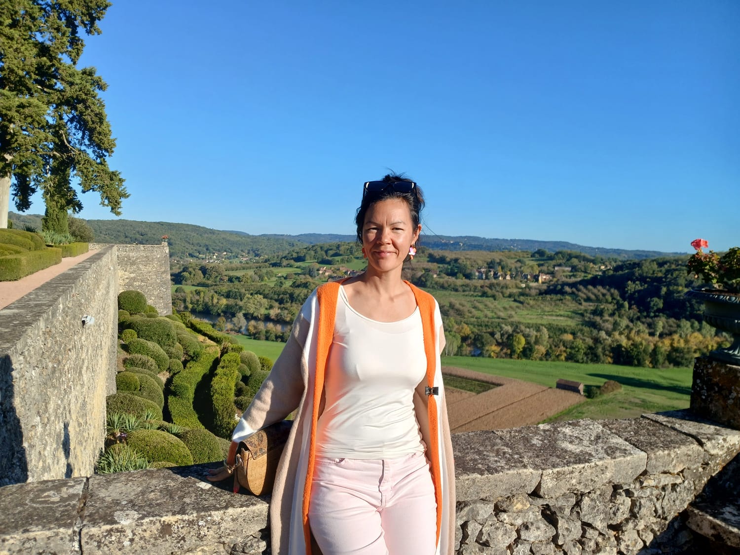 Cindy Phan devant la vallée de la Dordogne