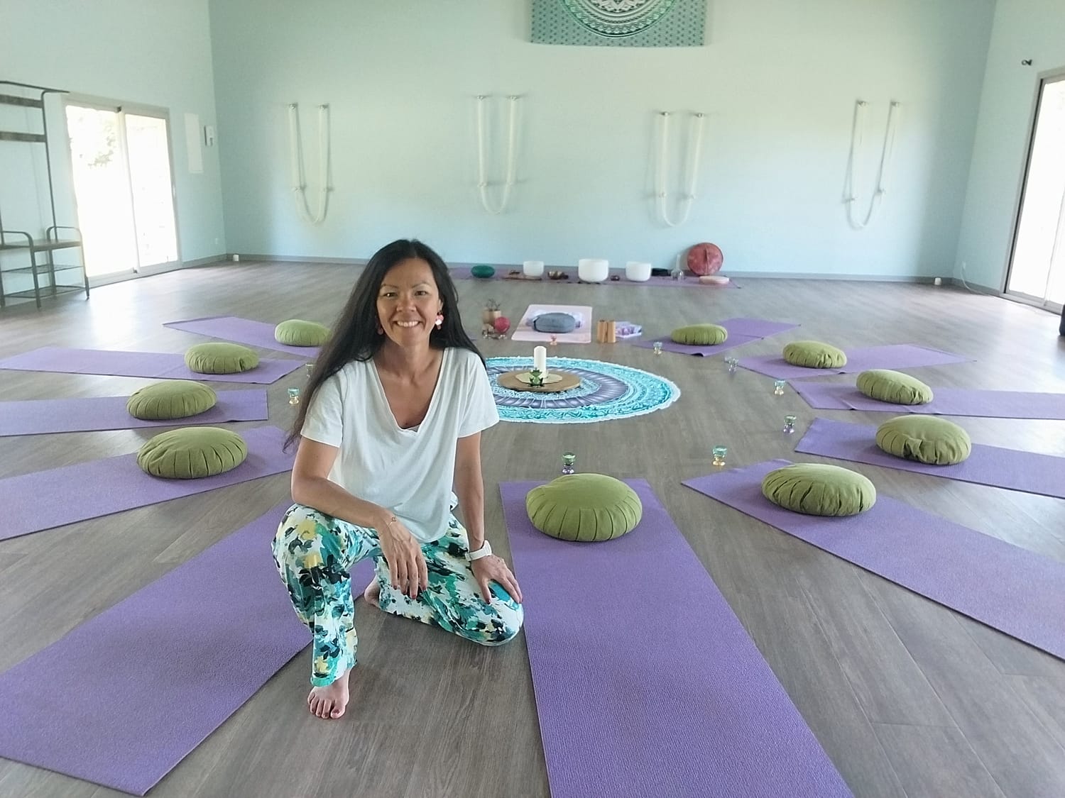 Cindy Phan dans une salle préparée pour un stage, tapis en cercle